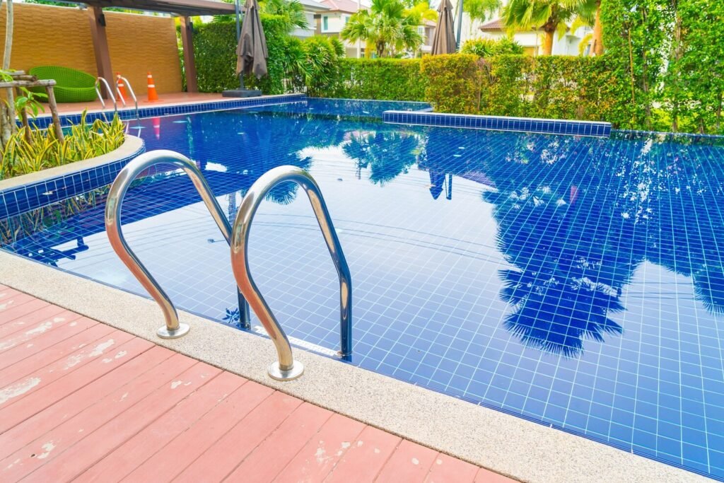 Top 4 Things You Should Know Before Refurbishing Your Pool