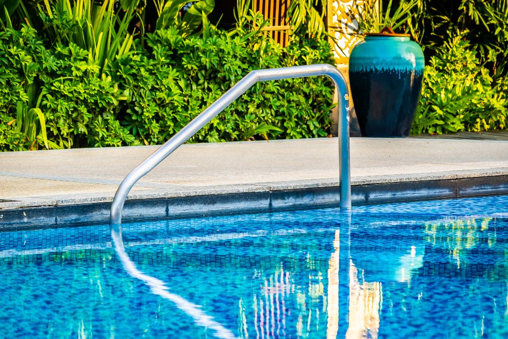 How Swimming Pool Maintenance Services Prevent Costly Repairs