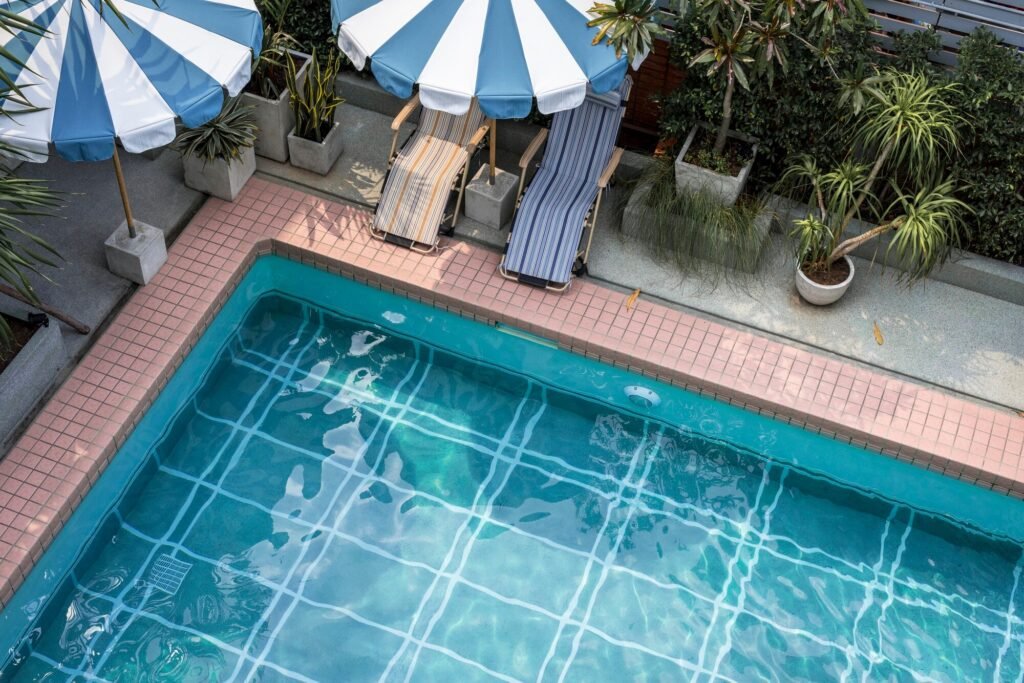 5 Reasons to Hire Professional Swimming Pool Builders and Maintenance Experts