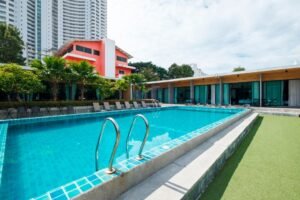 Swimming Pool Contractors What They Do and When to Hire One